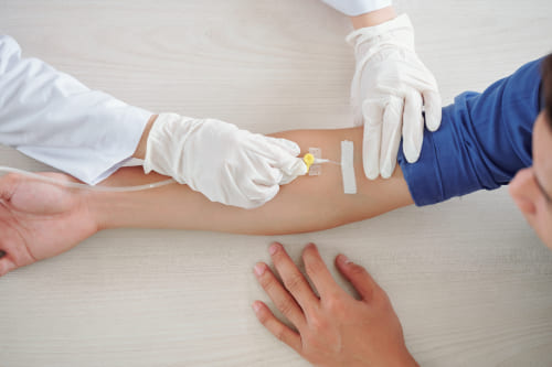 Consulta de paciente con infección de catéter de hemodiálisis.