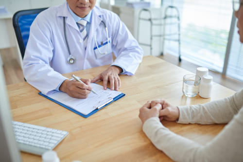 Consulta para pacientes que no desean o rechazan tratamiento con hemodiálisis o diálisis peritoneal.